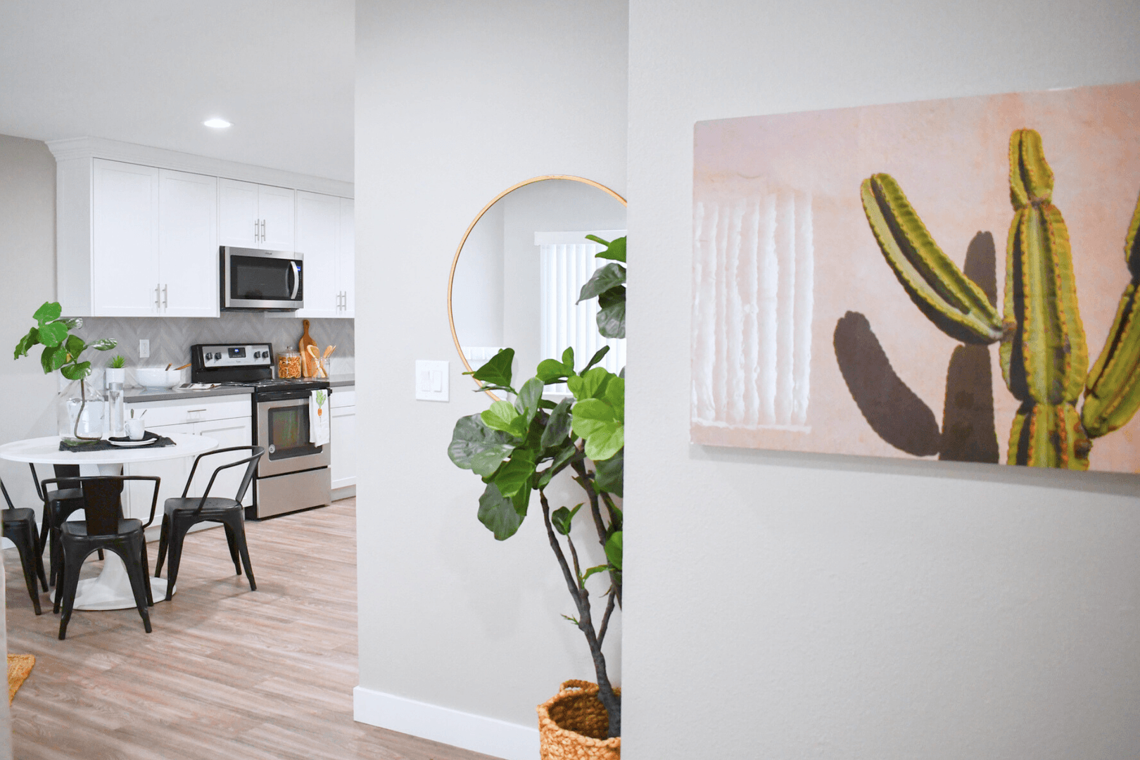 Fallbrook Apartment: 302-338 E. Fallbrook St