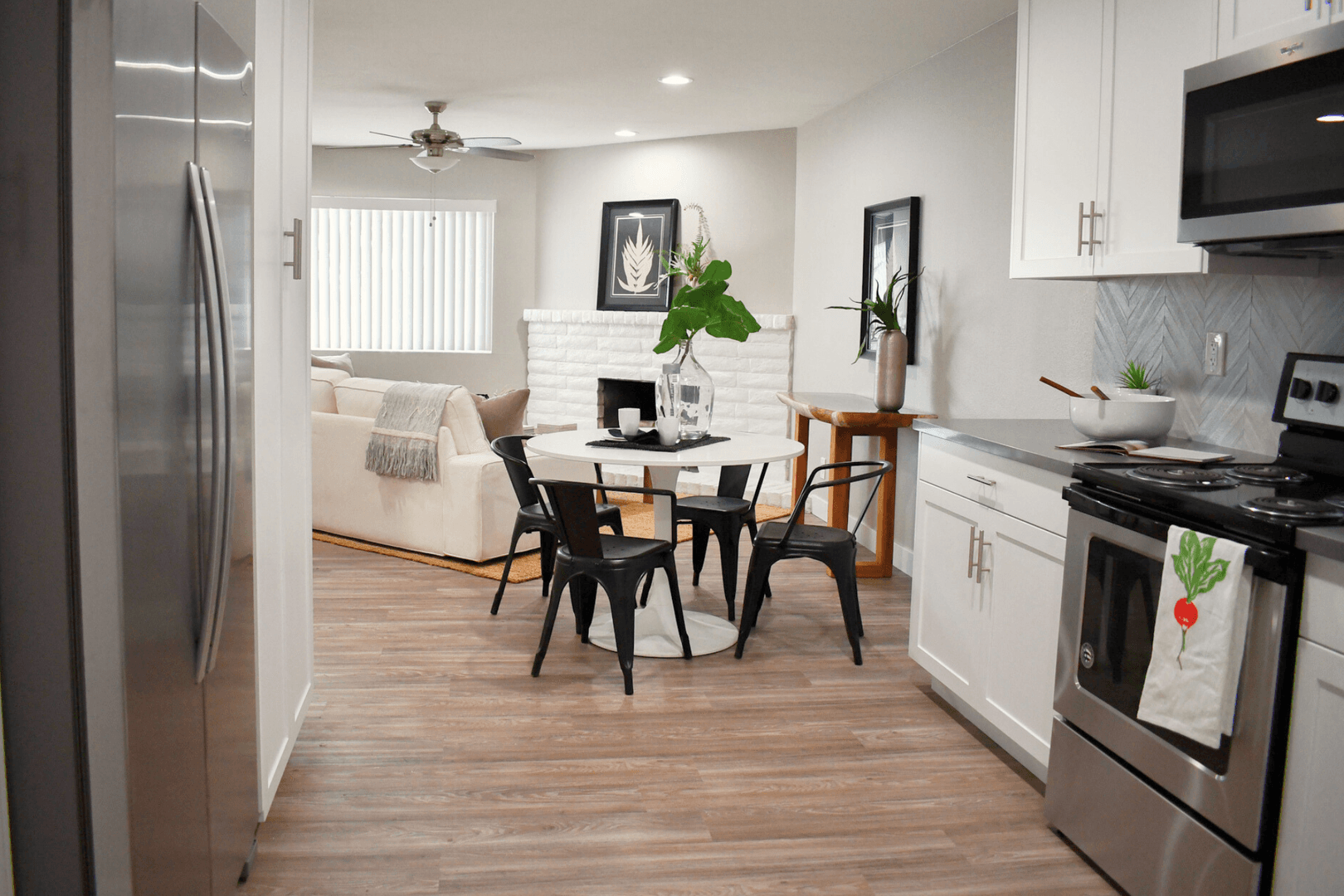 Fallbrook Apartment: 302-338 E. Fallbrook St