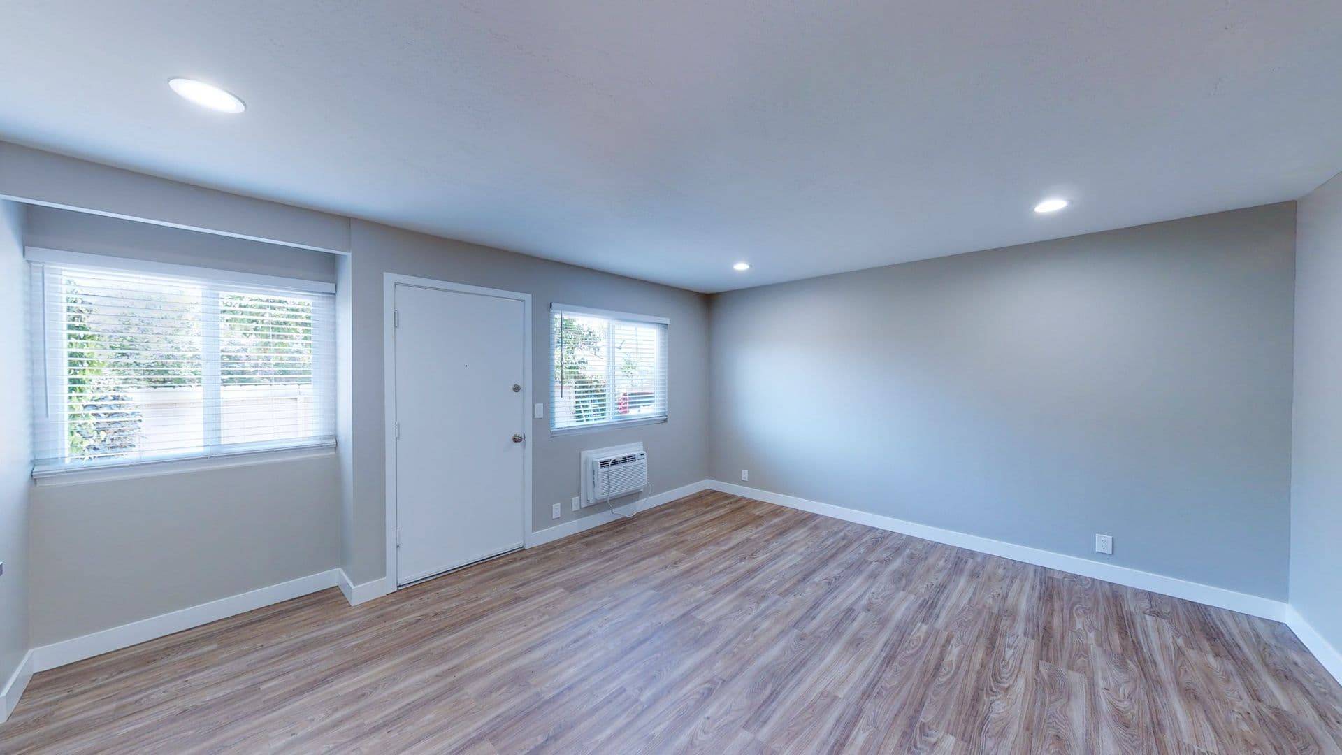 Fallbrook Apartment: 302-338 E. Fallbrook St