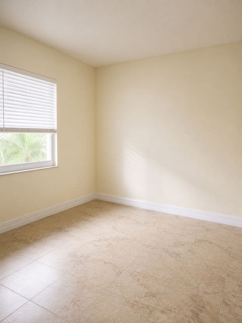 Ft. Myers House: 3175 Royalston Ave #203