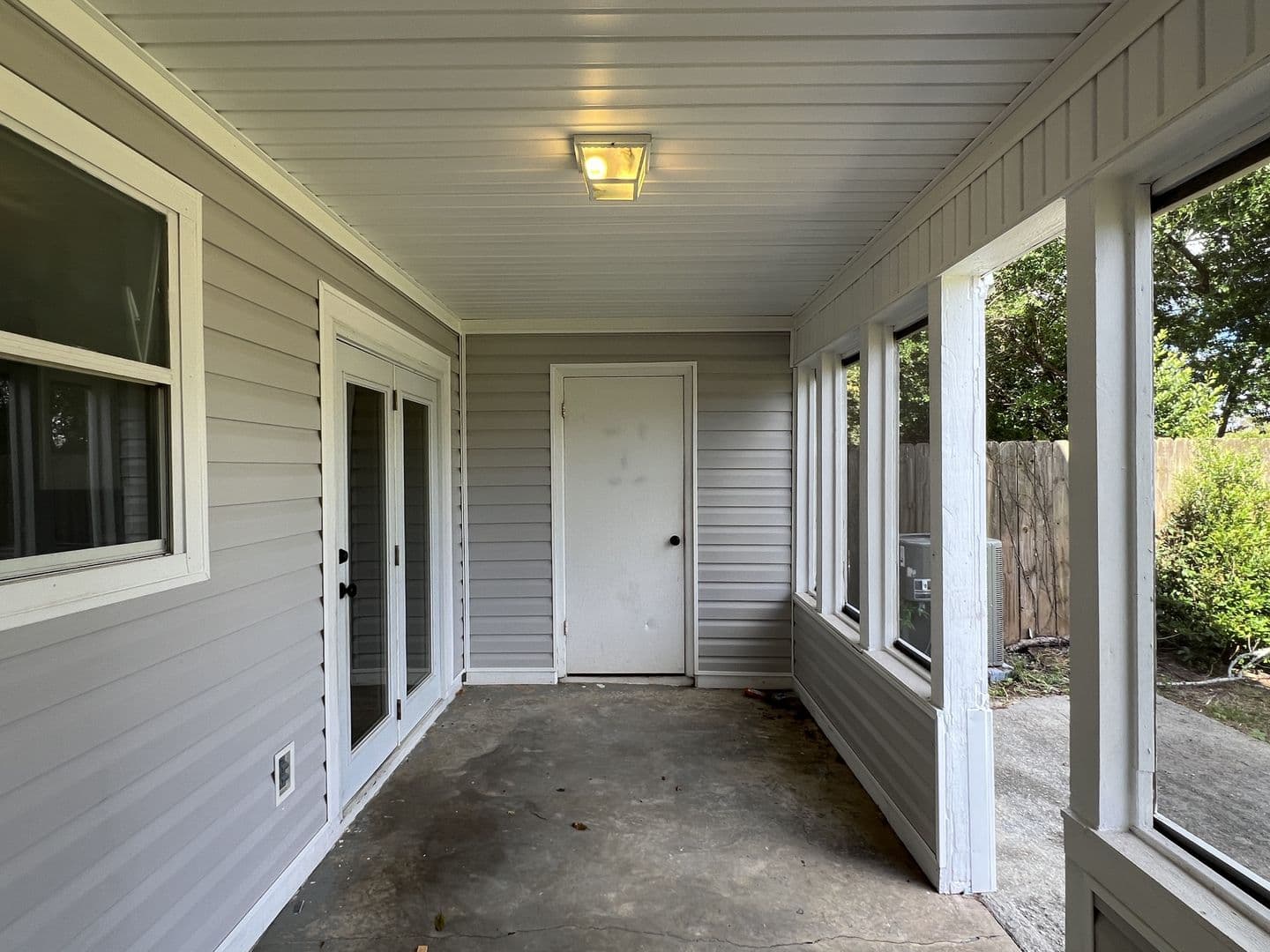Bonaire House: 620 Maplewood Dr