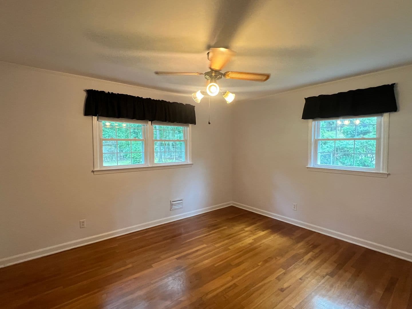 Macon House: 1943 Birchwood Way