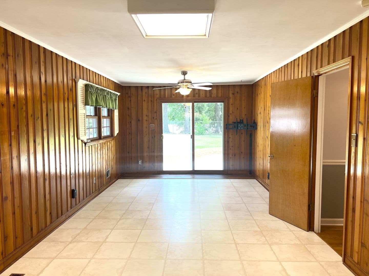 Macon House: 1943 Birchwood Way