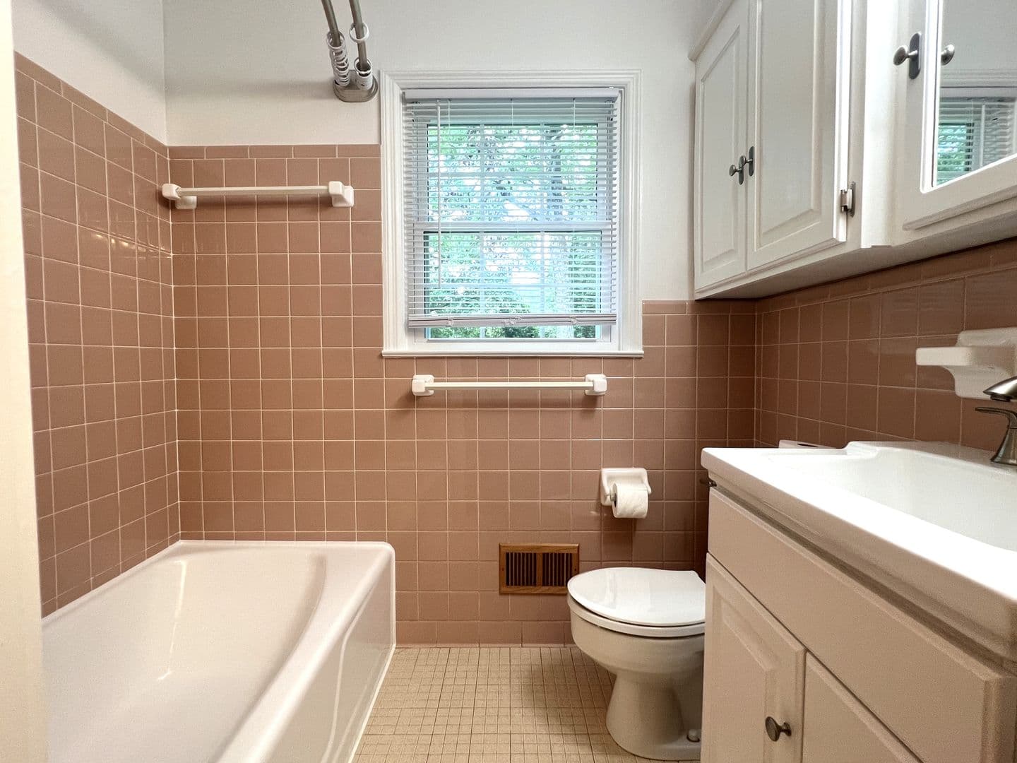 Macon House: 1943 Birchwood Way
