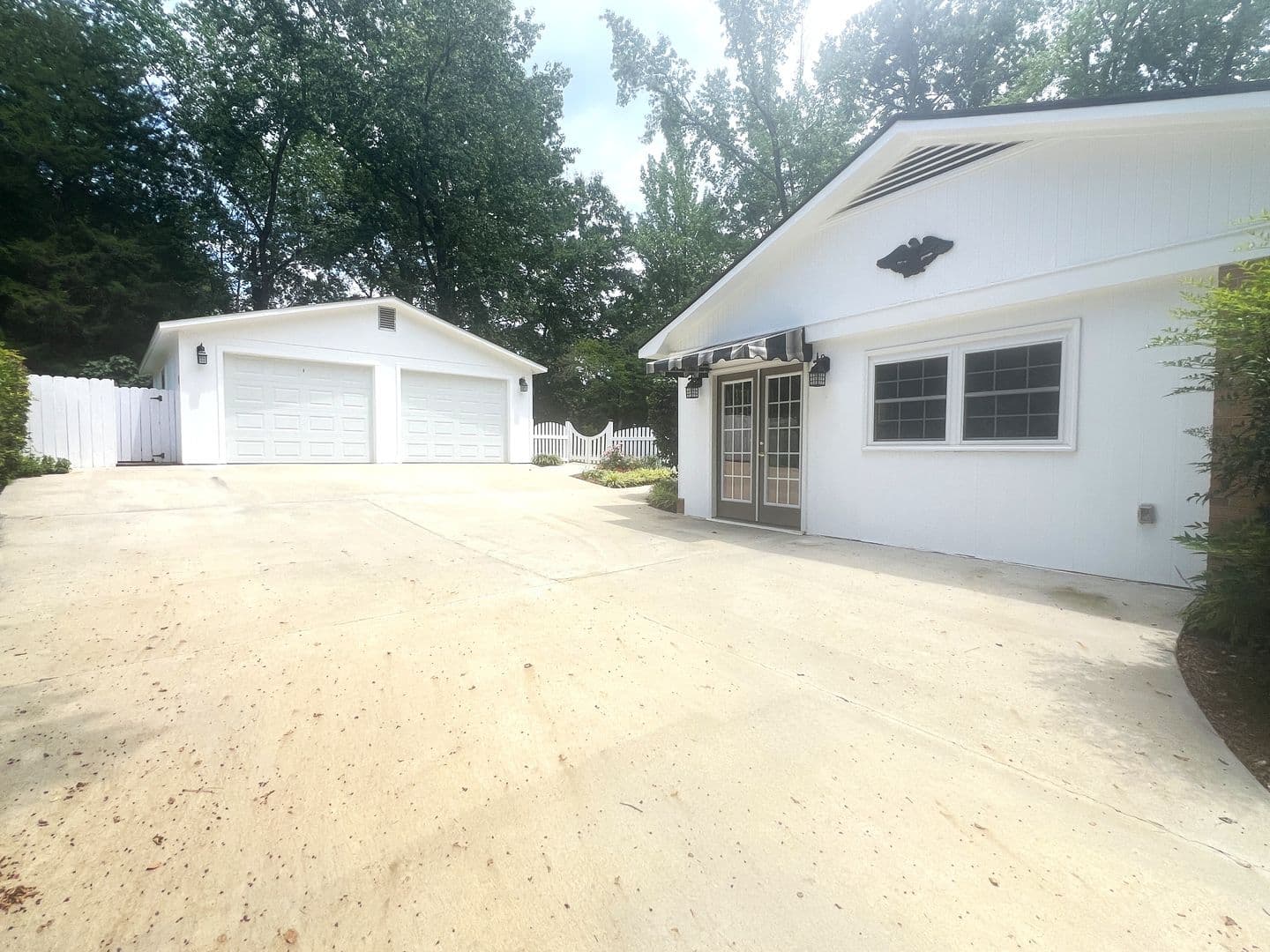 Macon House: 1943 Birchwood Way