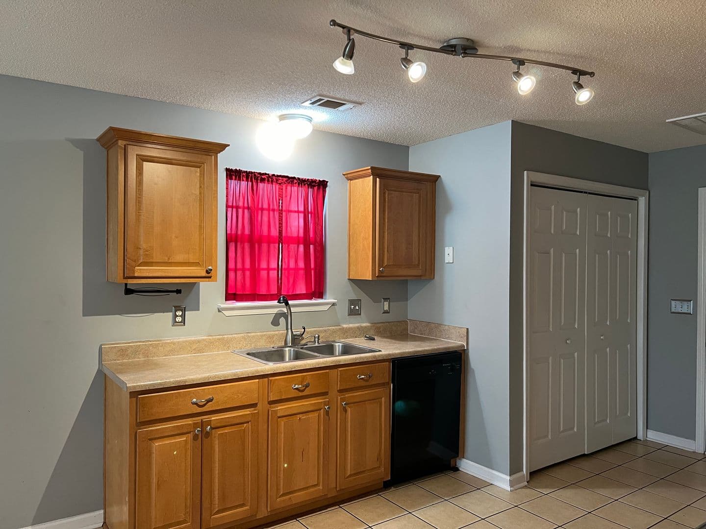Warner Robins House: 113 Marcelline Ct