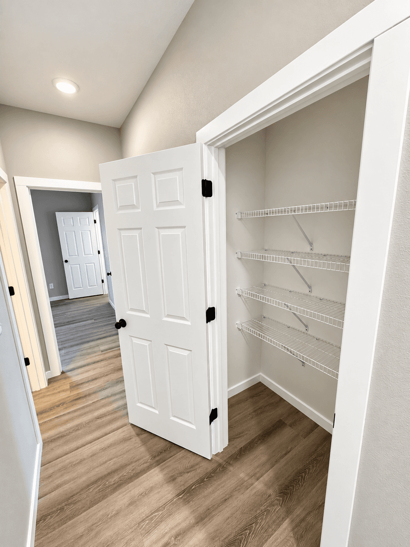 Springfield House: 5163 W Crestmere Drive