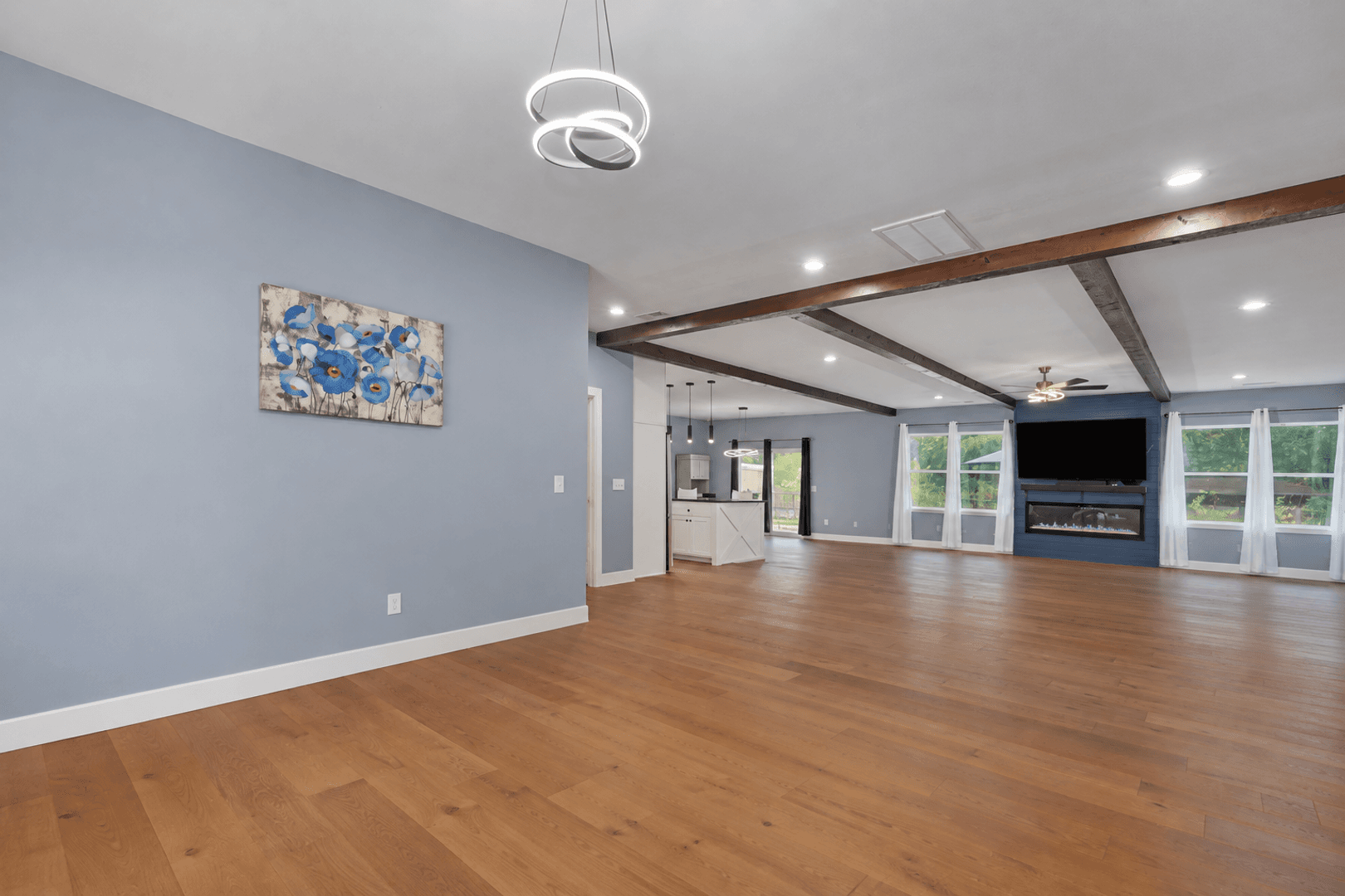 Nixa House: 112 W Oak St