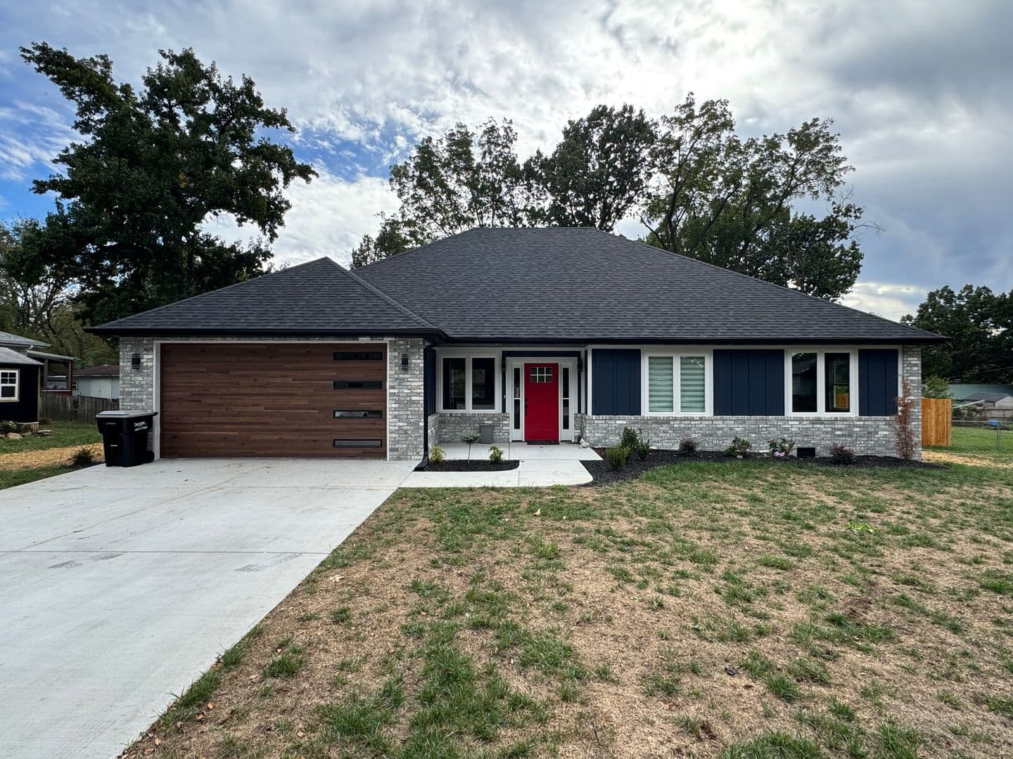 Nixa House: 112 W Oak St
