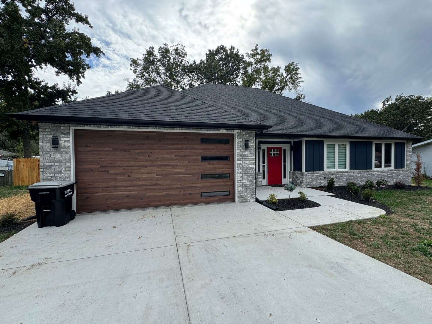 Nixa House: 112 W Oak St