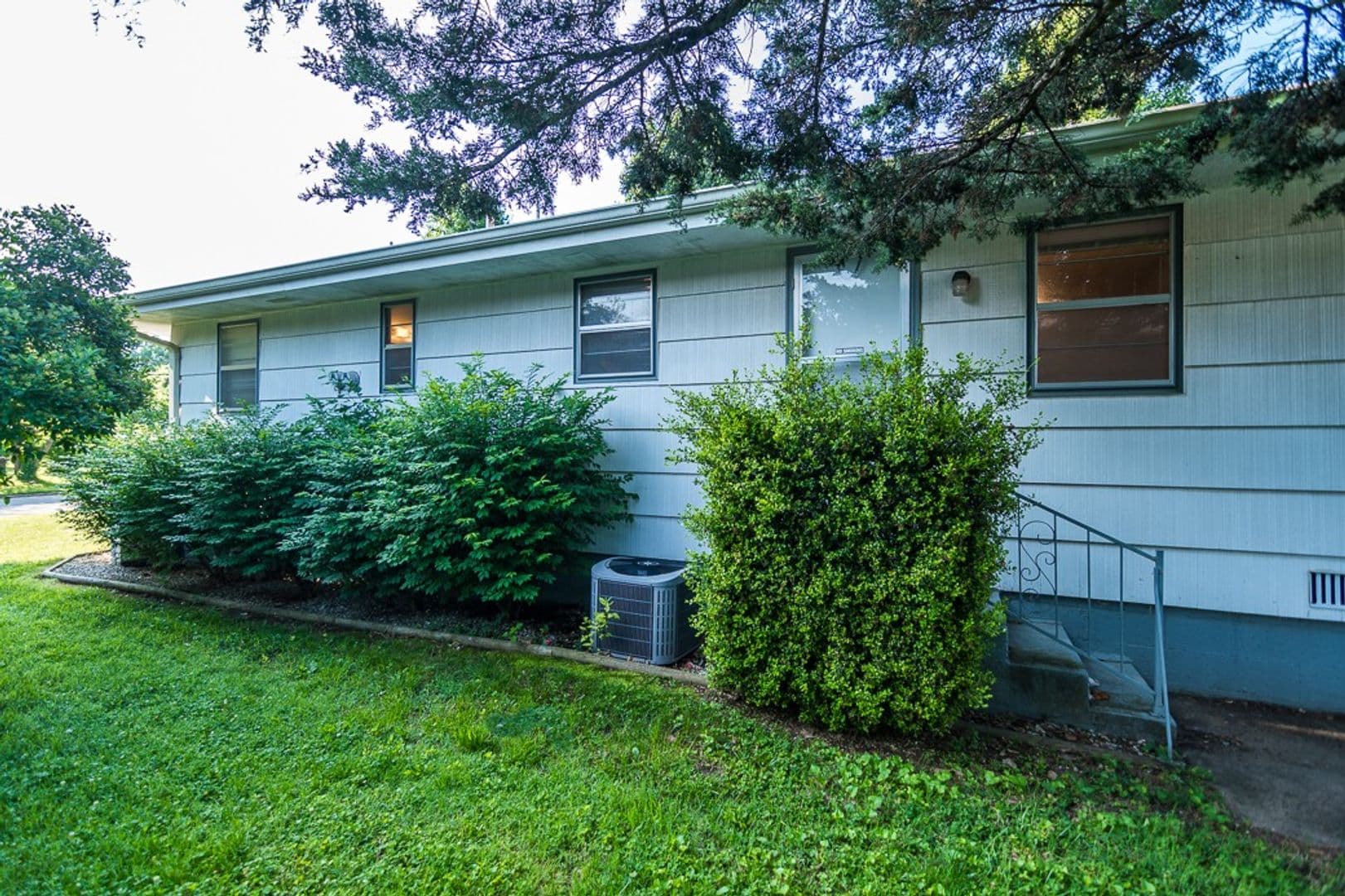 Springfield House: 843 S Link Ave