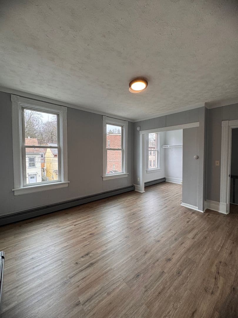 Newburgh Apartment: 160 N Miller St
