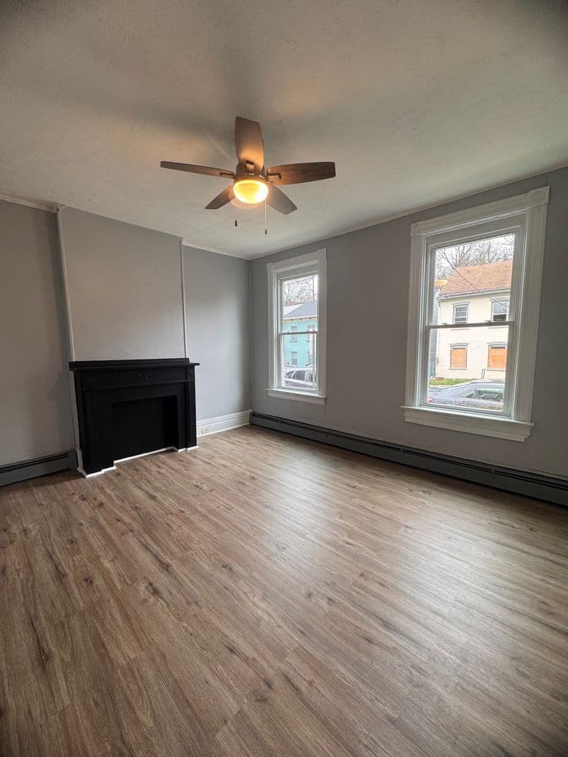 Newburgh Apartment: 160 N Miller St
