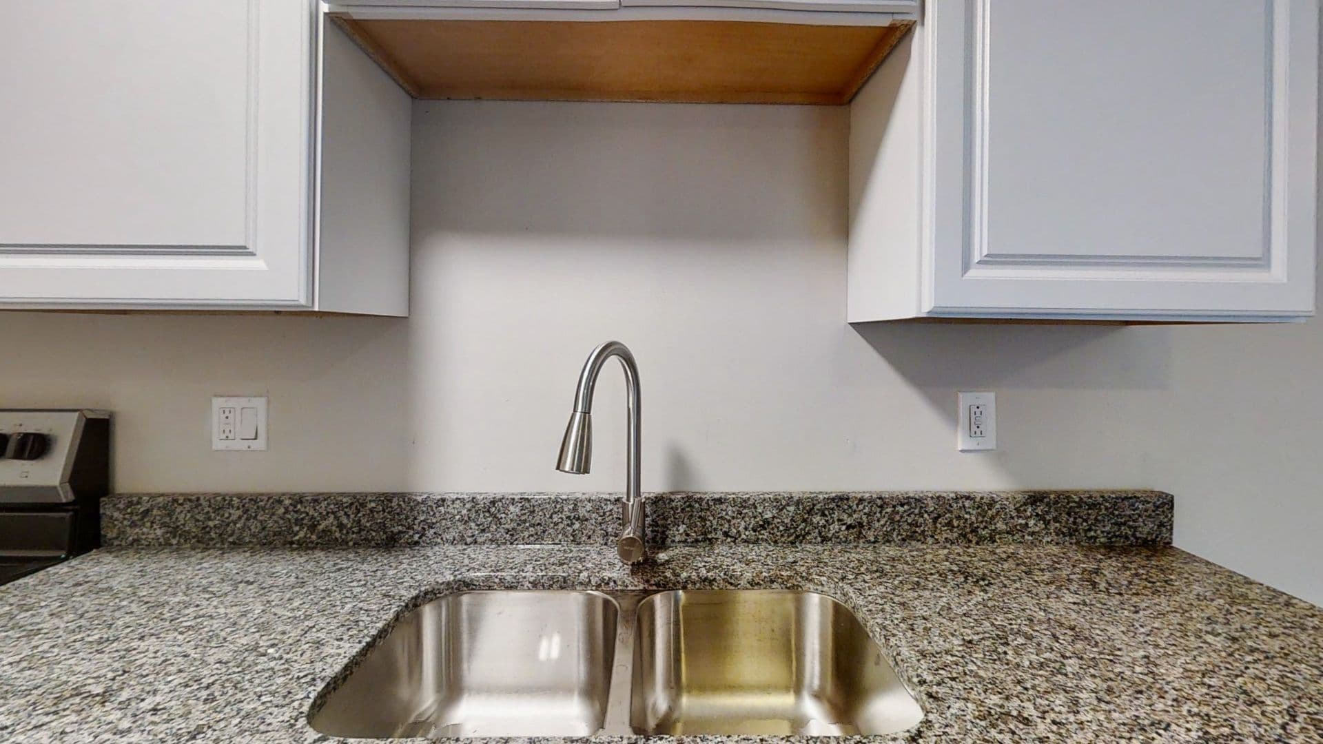 Carbondale Apartment: 900 E Grand Ave