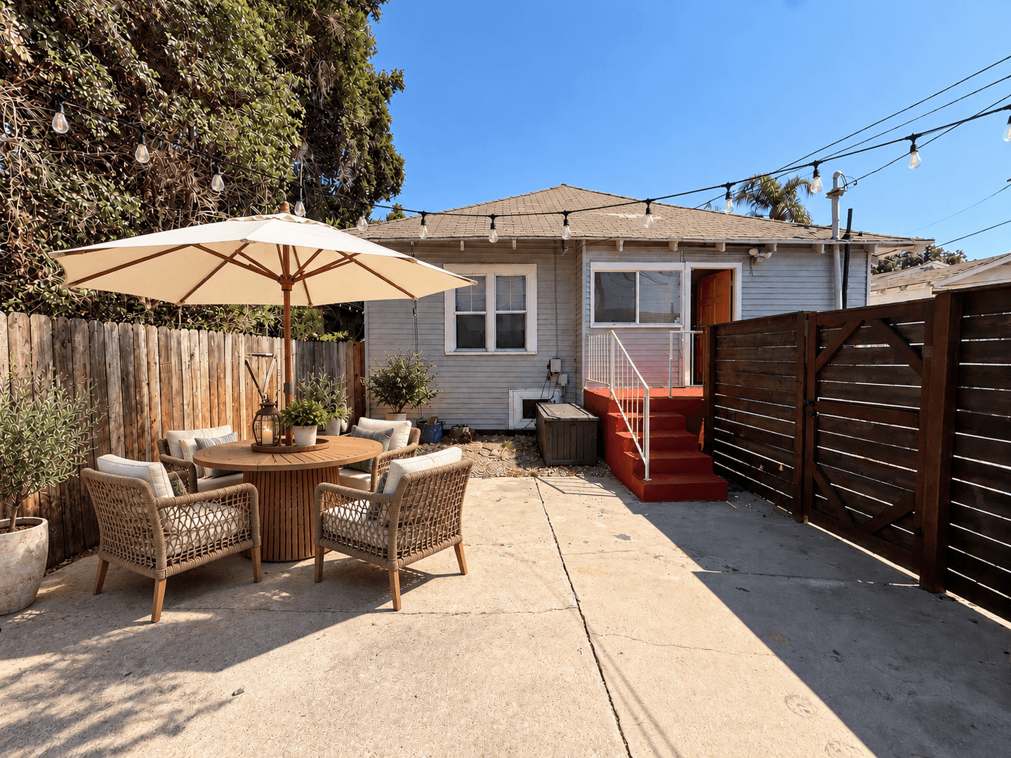 Los Angeles House: 3871 S Hobart Blvd