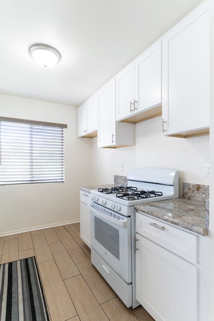 Los Angeles Apartment: 3210 Chapman St