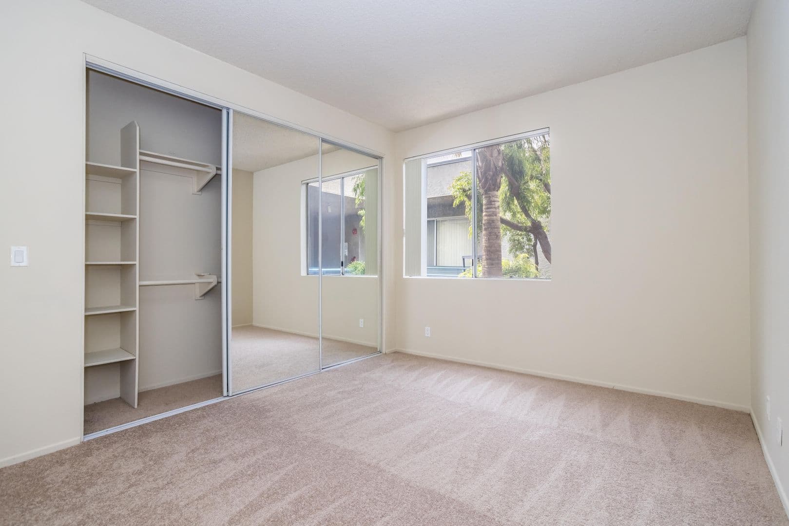 North Hollywood Apartment: 10932 Morrison St