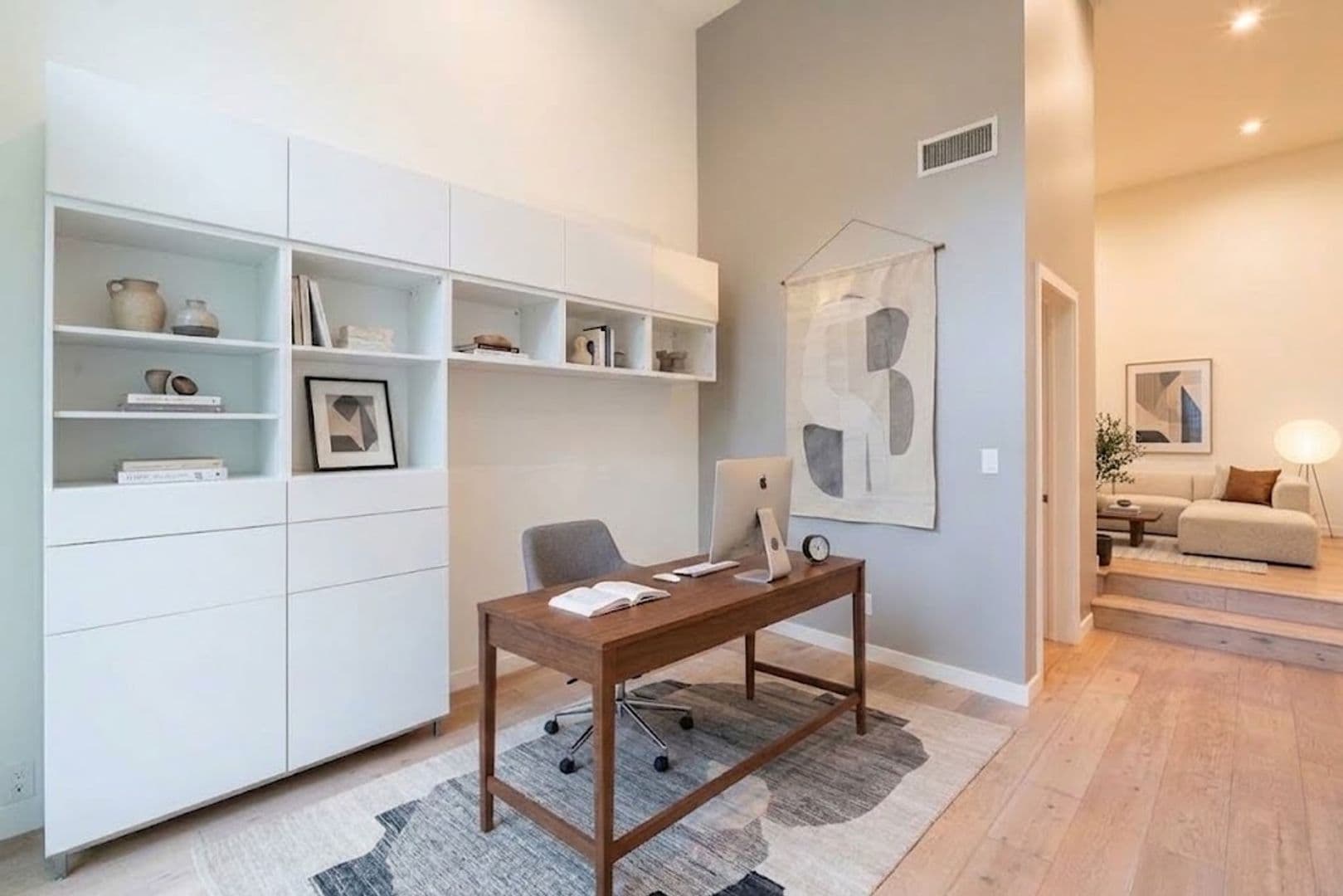 Los Angeles House: 633 Museum Dr