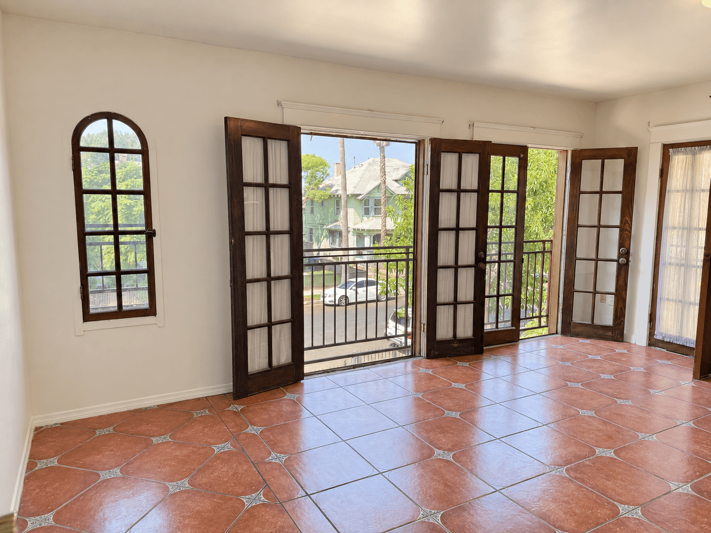 Los Angeles Apartment: 2646 Kenwood Ave