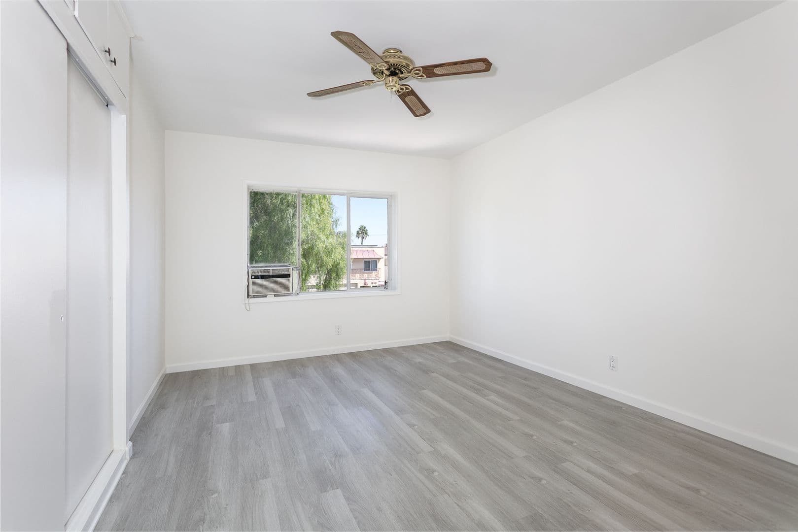 Los Angeles Apartment: 1041 S Wooster St