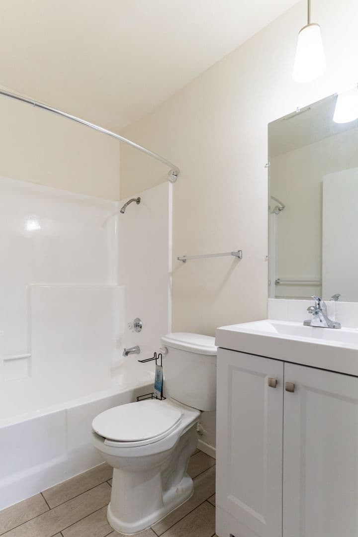 Los Angeles Apartment: 3210 Chapman St