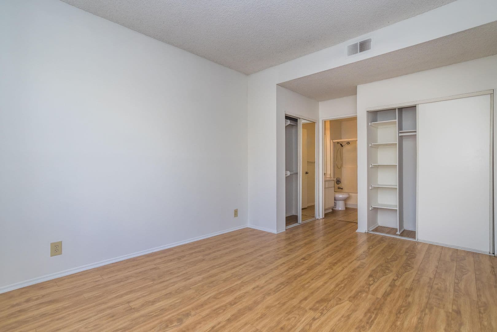 North Hollywood Apartment: 10932 Morrison St