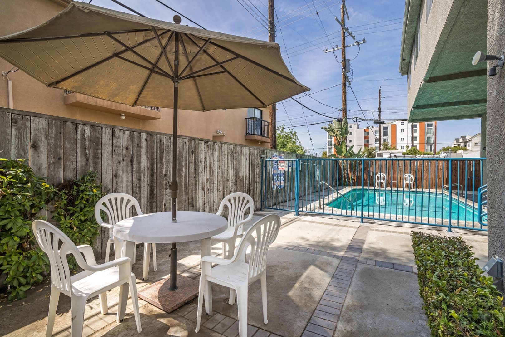 North Hollywood Apartment: 10932 Morrison St