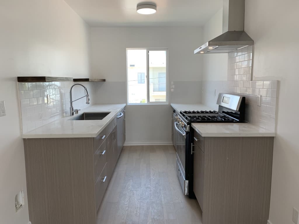 Los Angeles Apartment: 4825 W 18th St