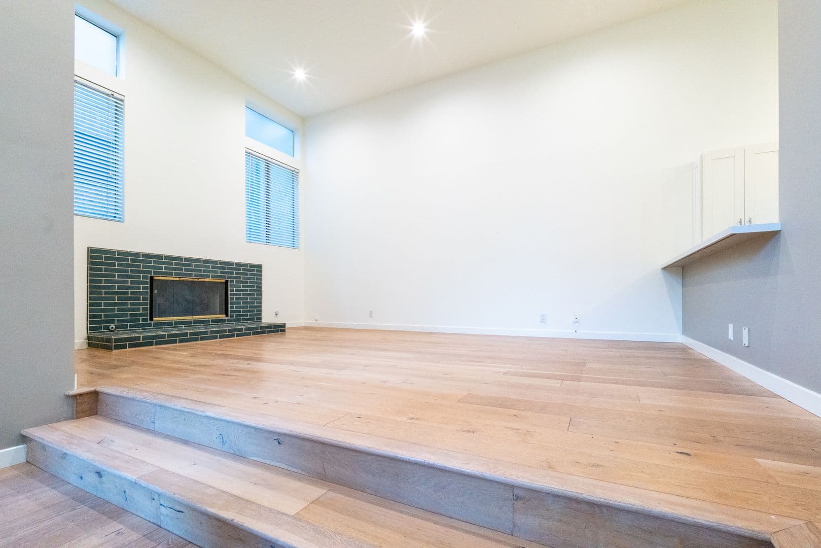 Los Angeles House: 633 Museum Dr