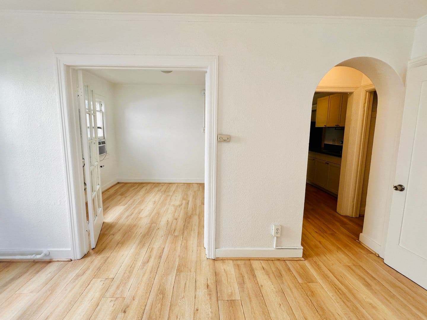 Los Angeles Apartment: 932 S Berendo St