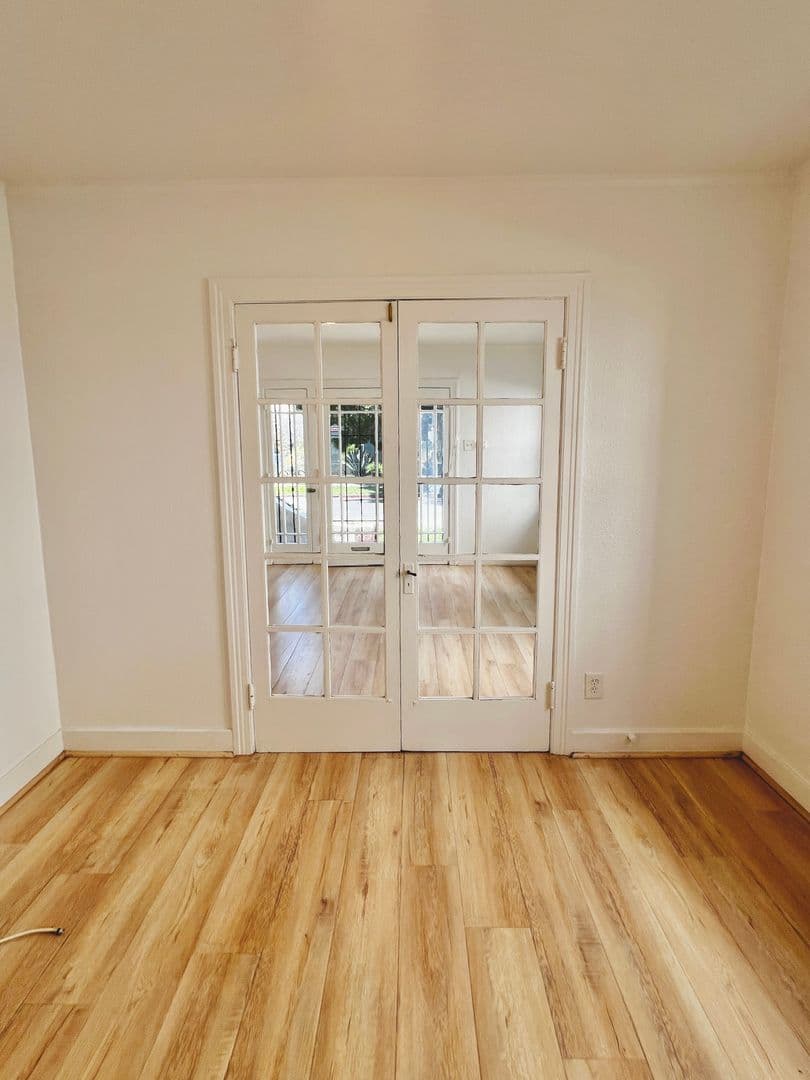 Los Angeles Apartment: 932 S Berendo St