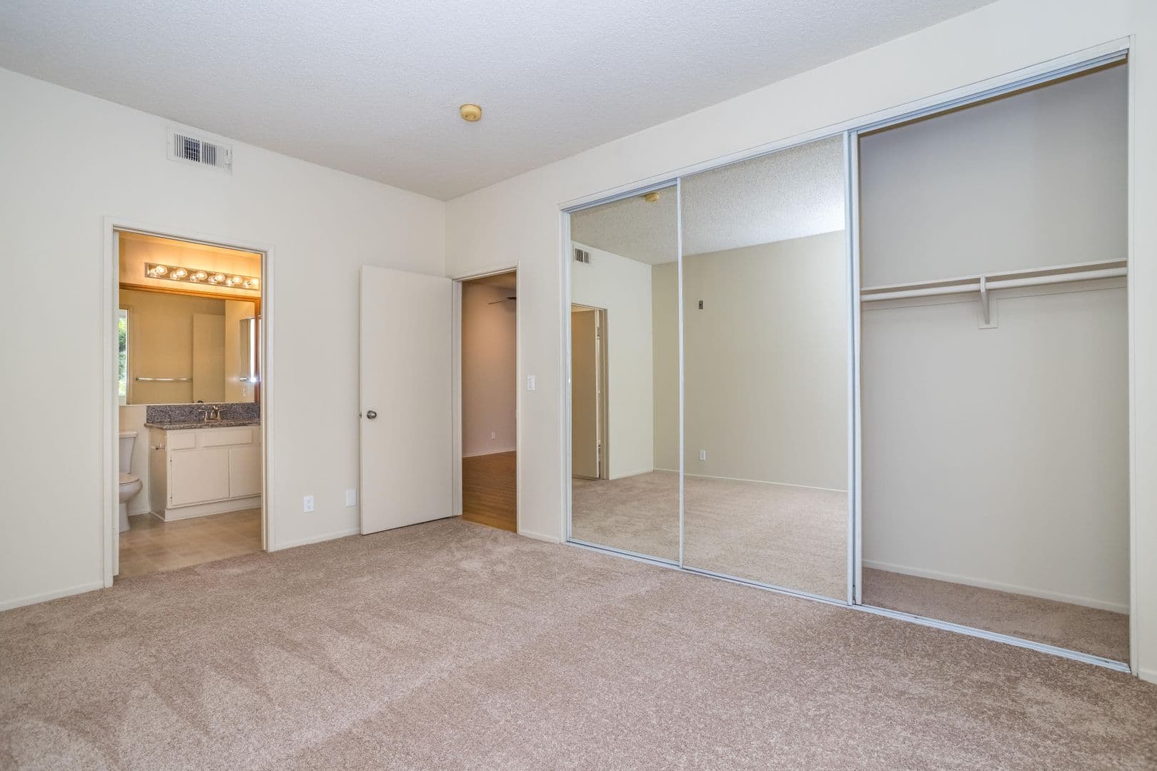North Hollywood Apartment: 10932 Morrison St