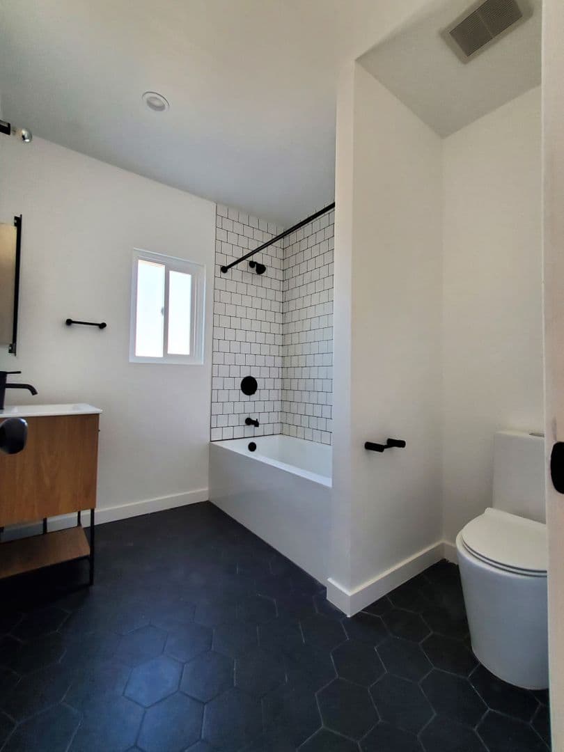 Los Angeles Apartment: 1491 Scott Ave