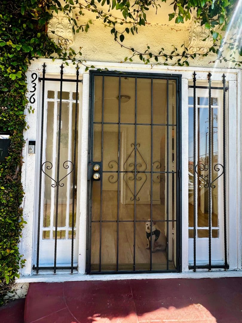 Los Angeles Apartment: 932 S Berendo St