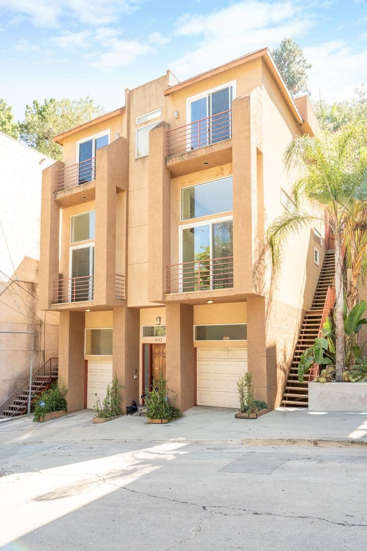 Los Angeles House: 633 Museum Dr