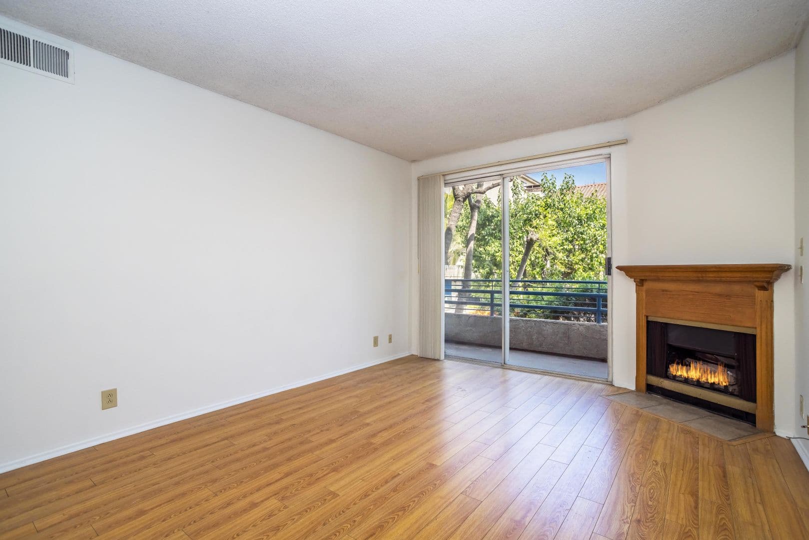 North Hollywood Apartment: 10932 Morrison St