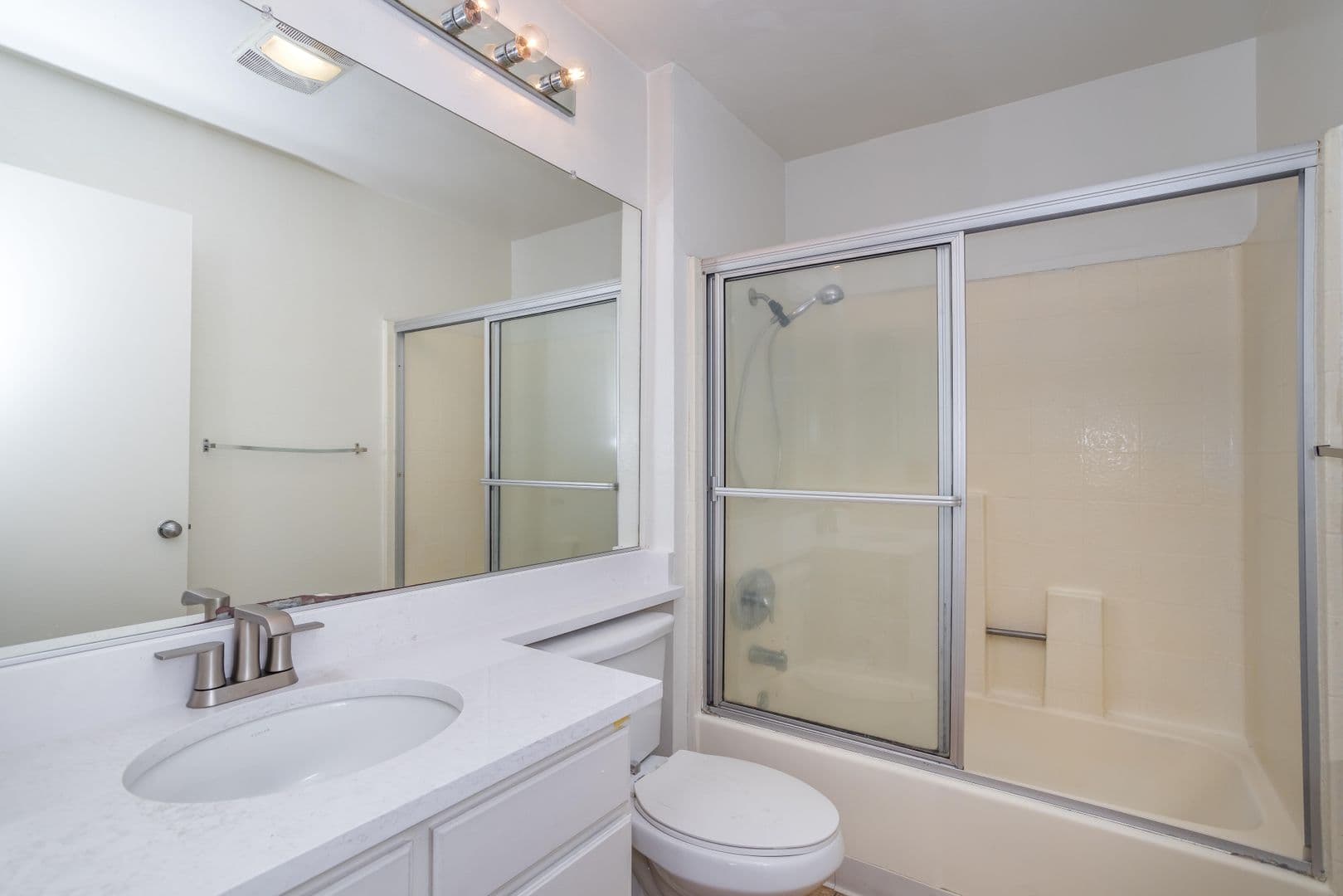 North Hollywood Apartment: 10932 Morrison St