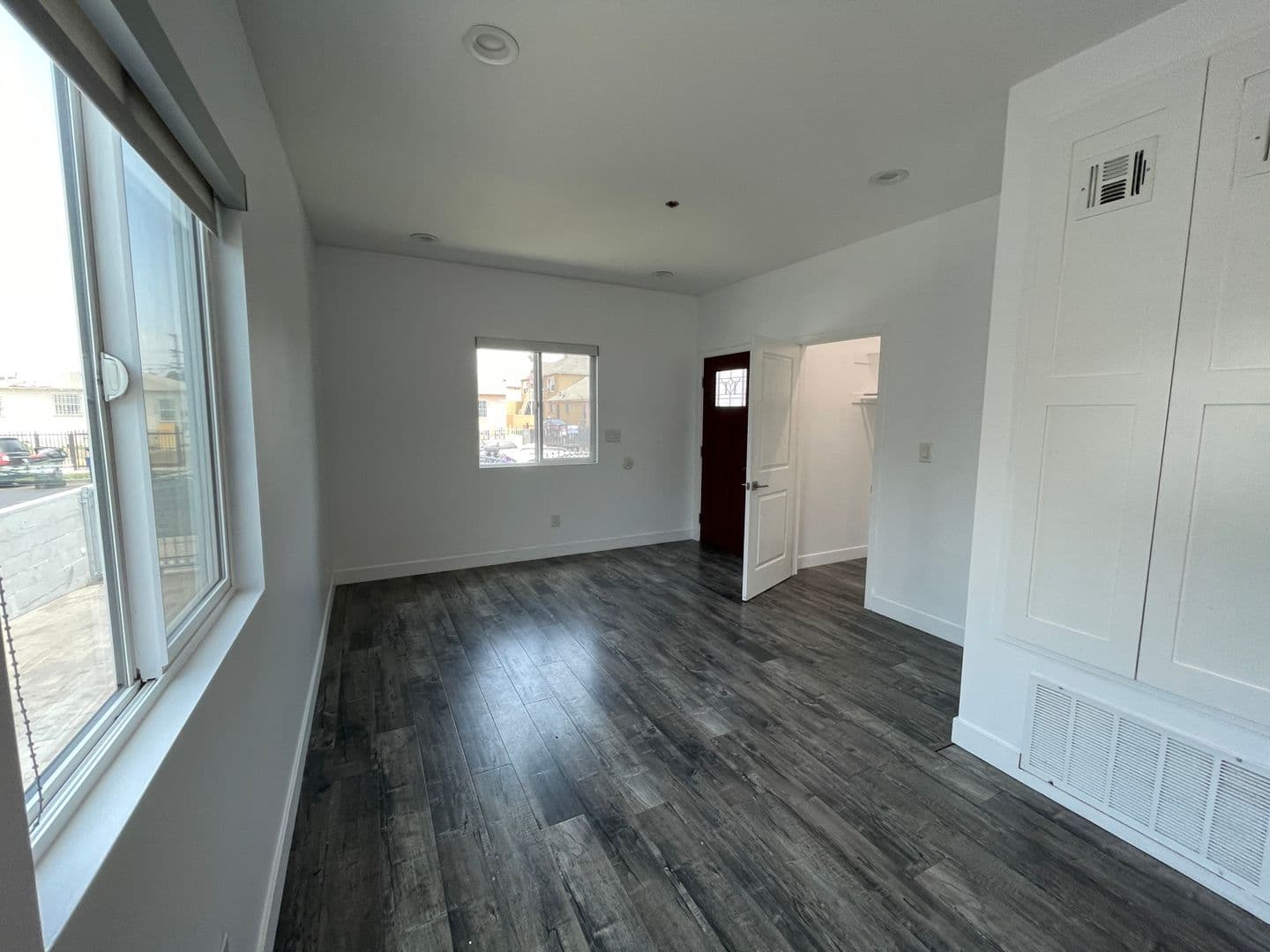 Los Angeles Apartment: 626 W 76th St
