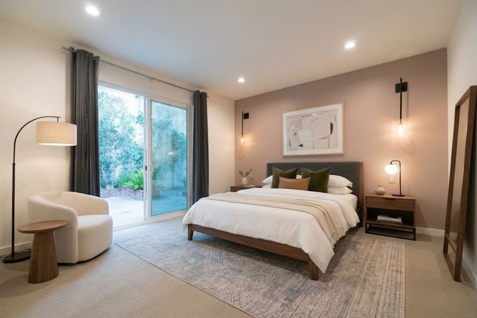 Los Angeles House: 633 Museum Dr