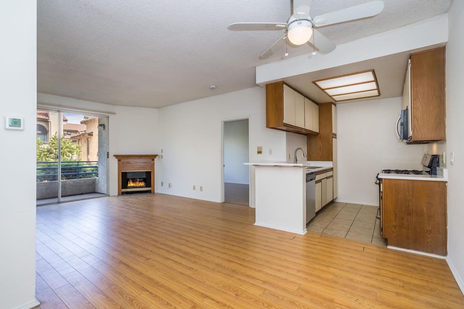 North Hollywood Apartment: 10932 Morrison St