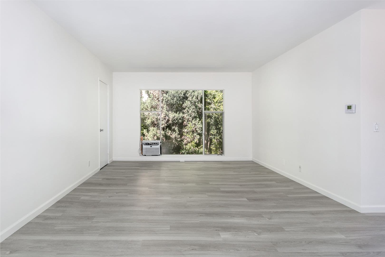 Los Angeles Apartment: 1041 S Wooster St