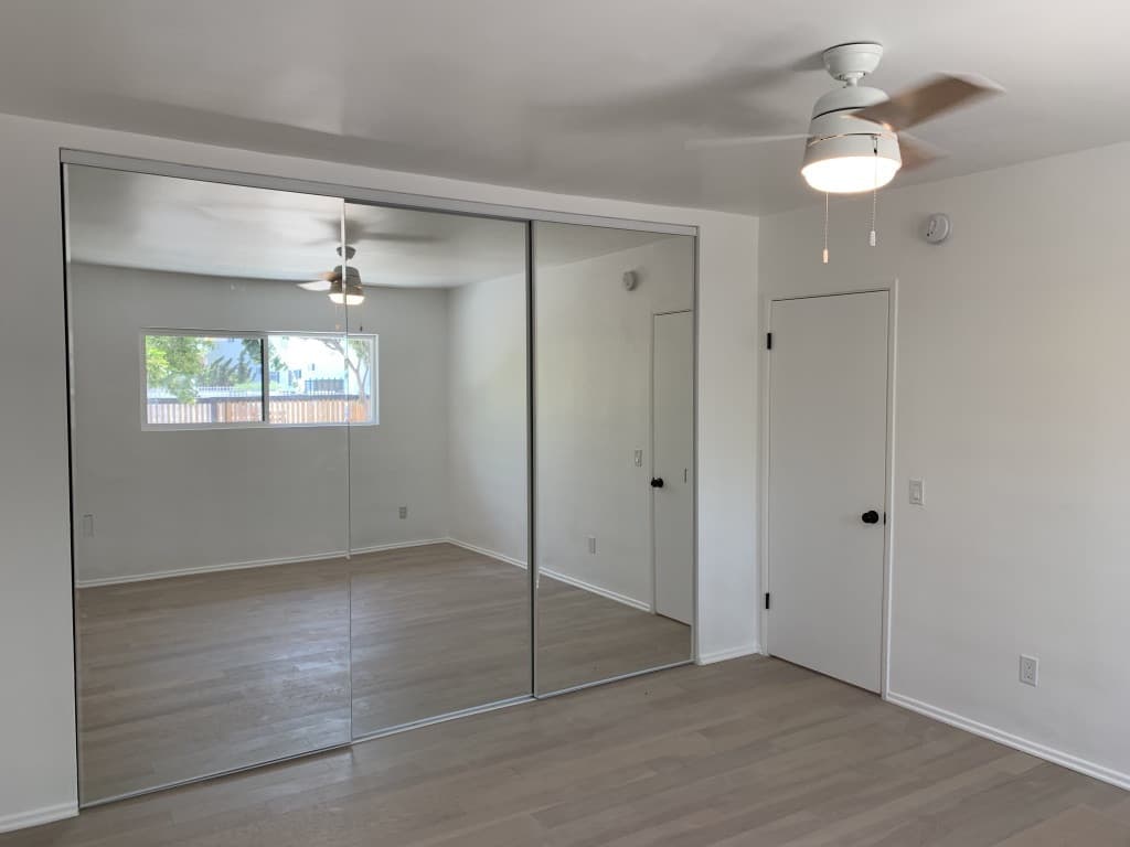 Los Angeles Apartment: 4825 W 18th St