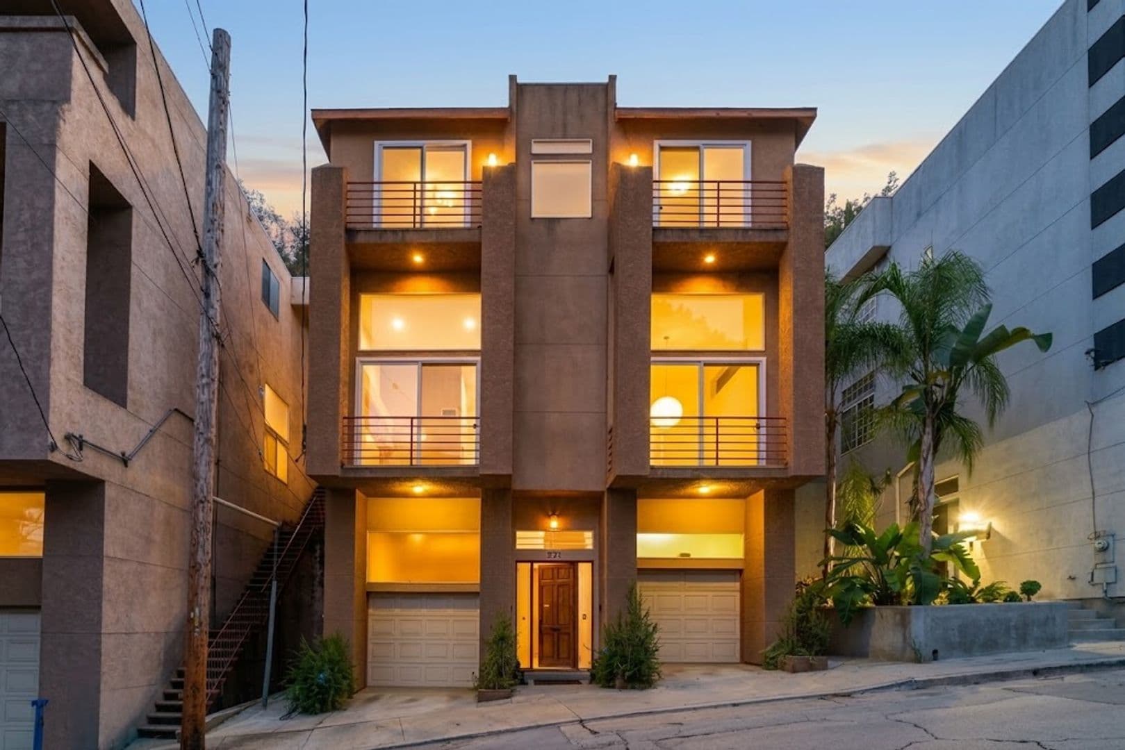 Los Angeles House: 633 Museum Dr