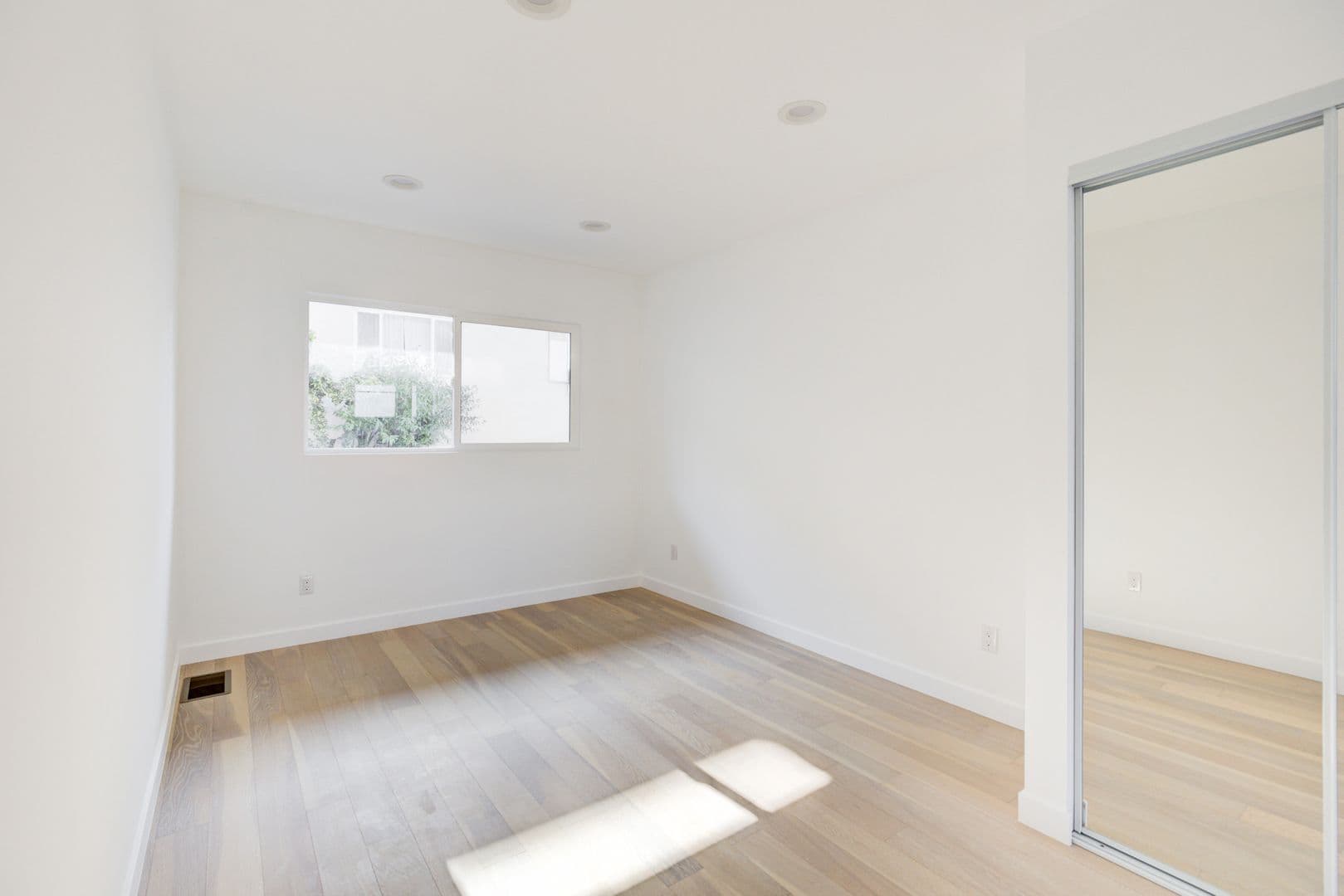Los Angeles Apartment: 2314 Glendale Blvd