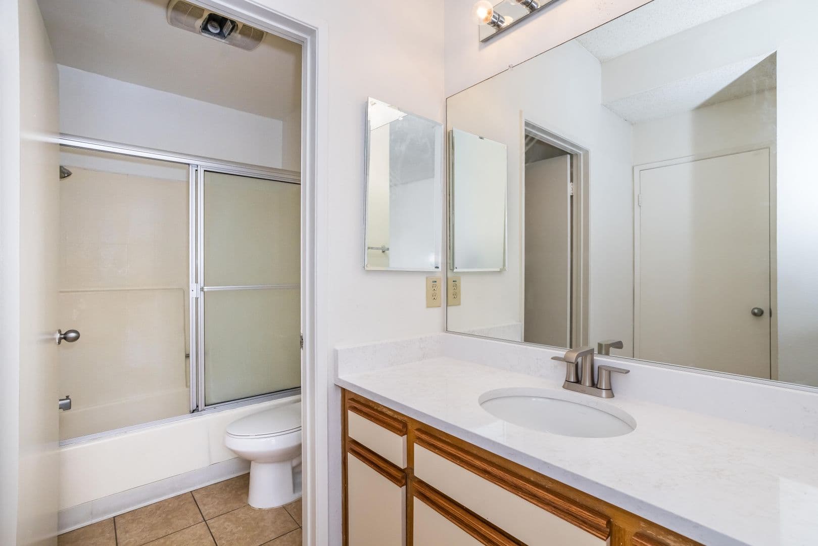 North Hollywood Apartment: 10932 Morrison St