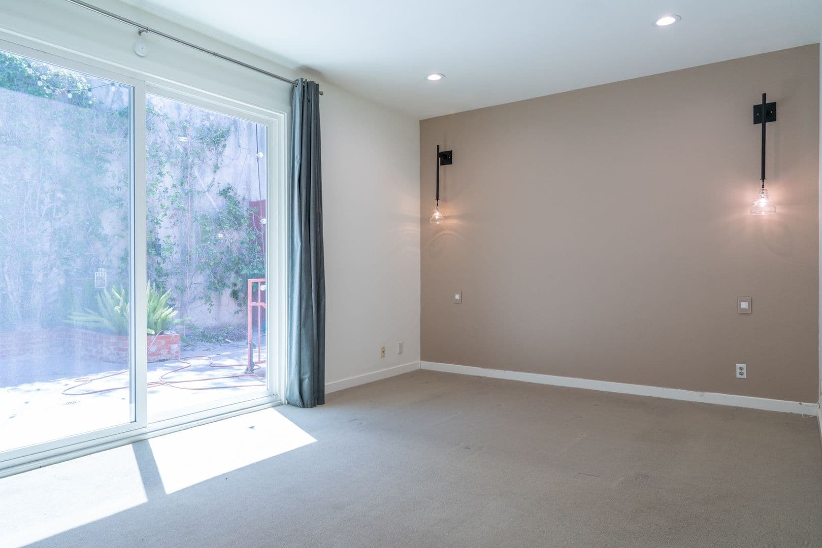 Los Angeles House: 633 Museum Dr