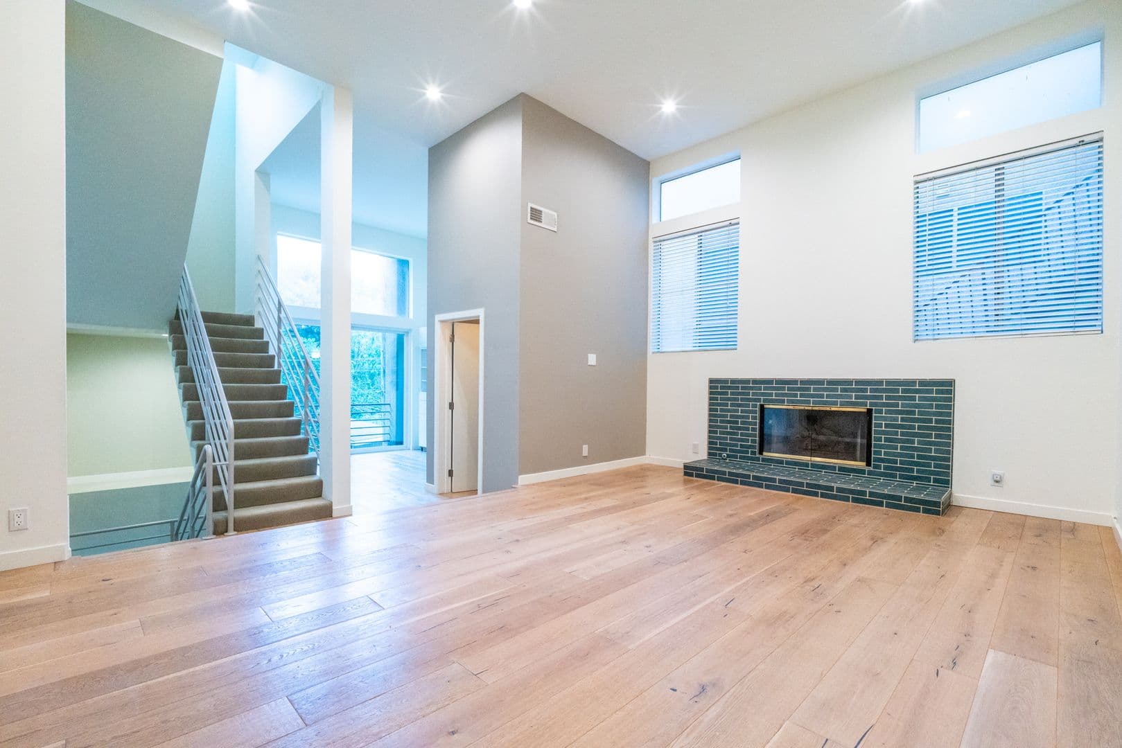 Los Angeles House: 633 Museum Dr