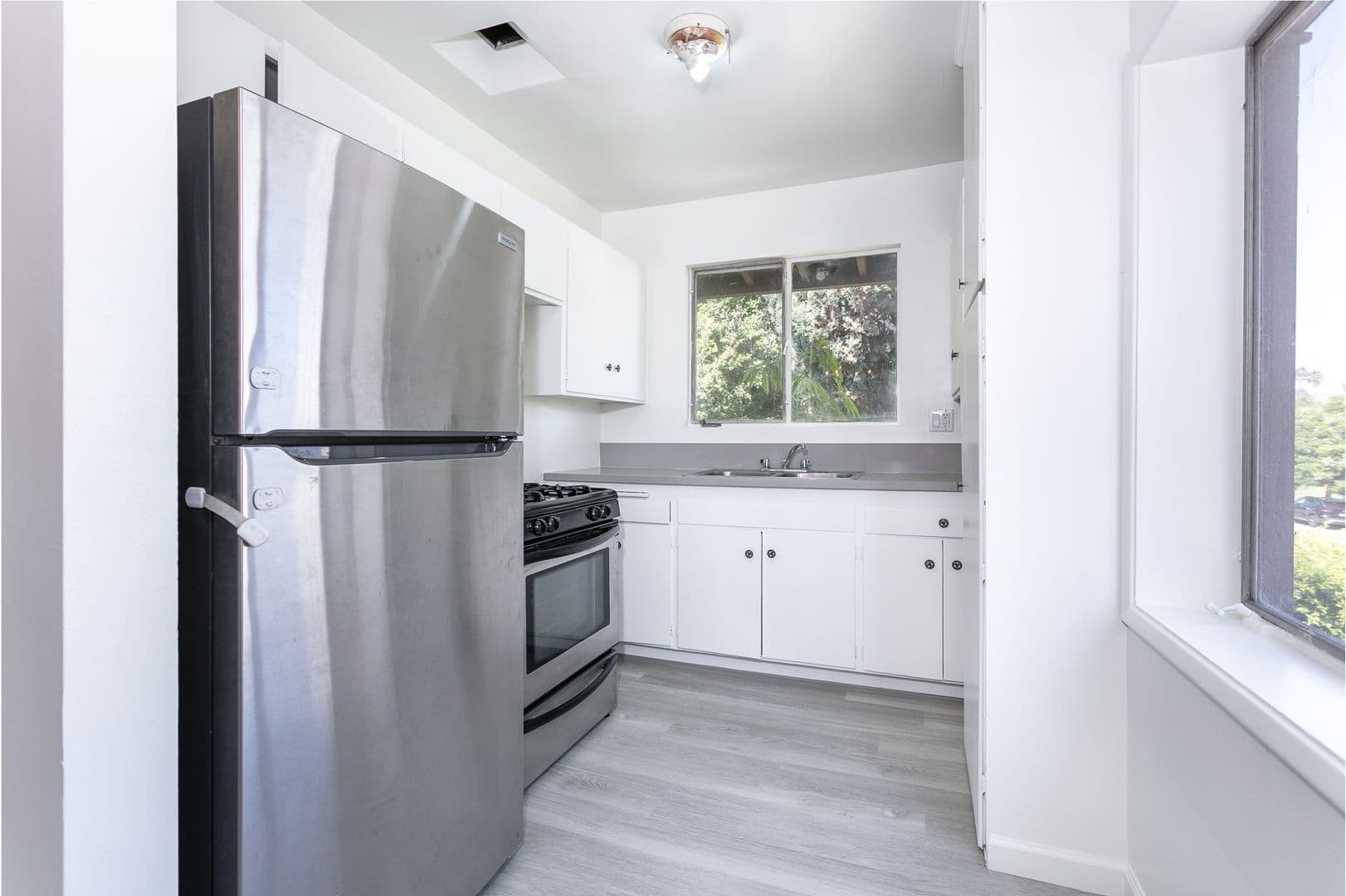 Los Angeles Apartment: 1041 S Wooster St
