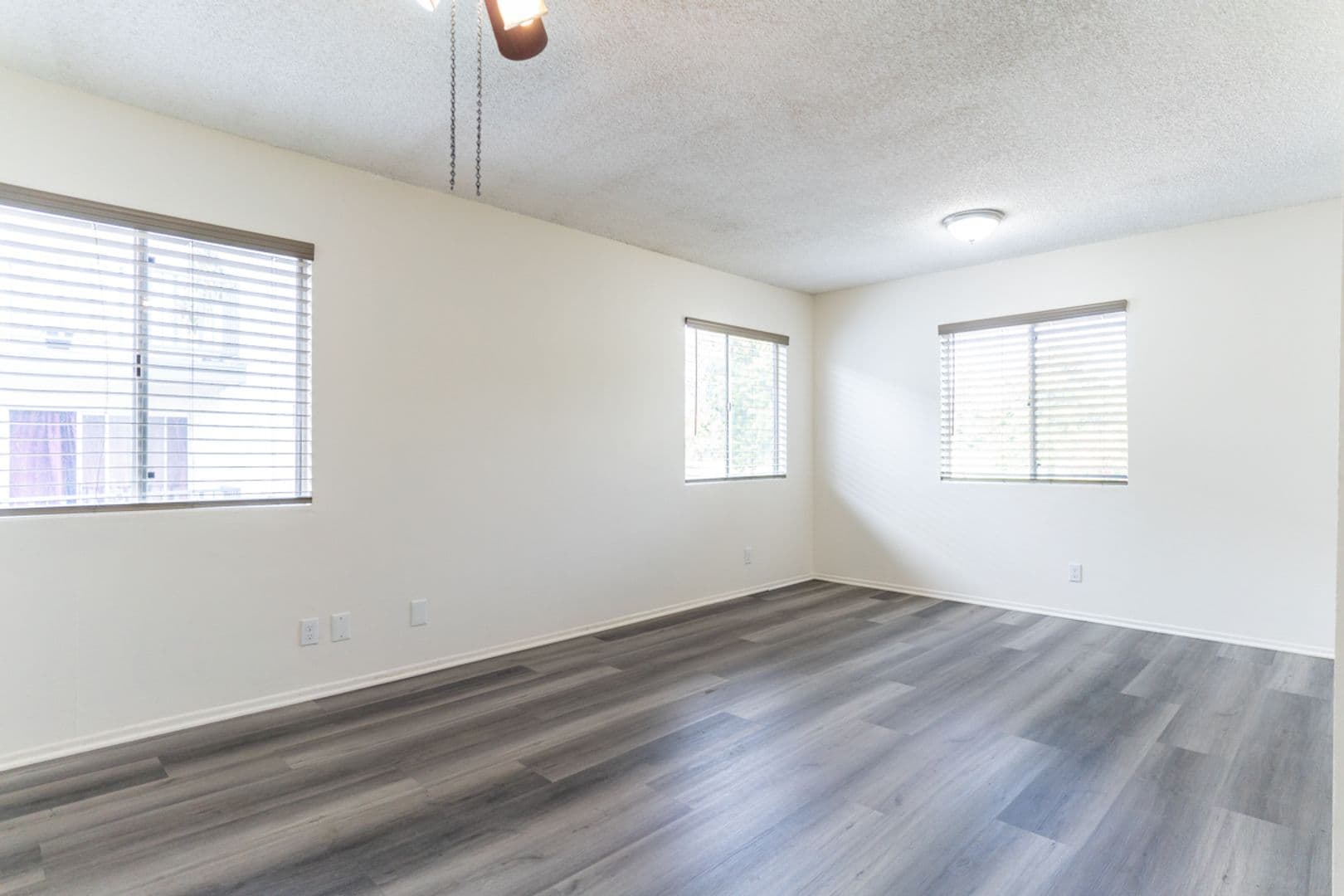 Los Angeles Apartment: 3210 Chapman St