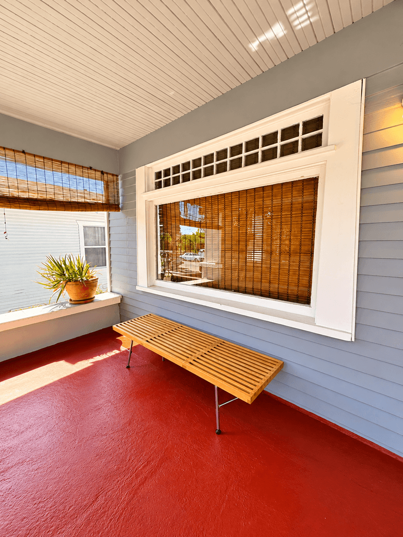 Los Angeles House: 3871 S Hobart Blvd